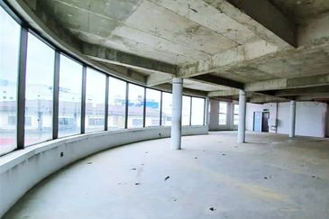 ROI 5%, 4 Storey Corner Shop, Facing Main Road, Kawasan 18, Klang