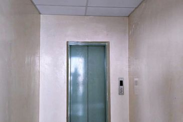 ROI 5%, 4 Storey Corner Shop, Facing Main Road, Kawasan 18, Klang