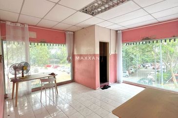 TEPI KB MALL Bangunan KOMERSIAL 2.5 Tingkat @ KOTA BHARU FOR SALE