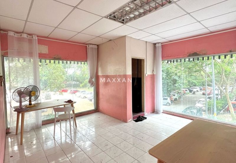 TEPI KB MALL Bangunan KOMERSIAL 2.5 Tingkat @ KOTA BHARU FOR SALE