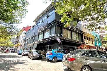 TEPI KB MALL Bangunan KOMERSIAL 2.5 Tingkat @ KOTA BHARU FOR SALE