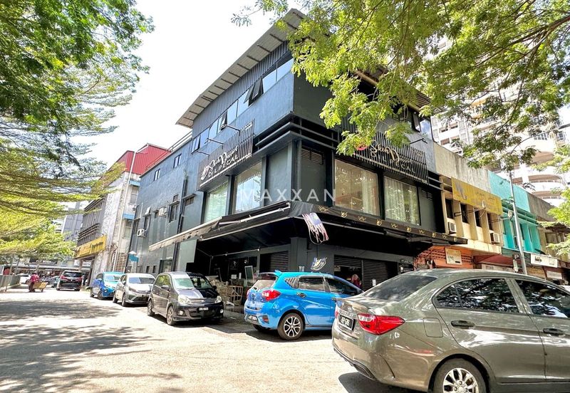 TEPI KB MALL Bangunan KOMERSIAL 2.5 Tingkat @ KOTA BHARU FOR SALE