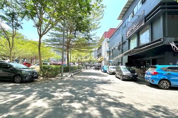 TEPI KB MALL Bangunan KOMERSIAL 2.5 Tingkat @ KOTA BHARU FOR SALE