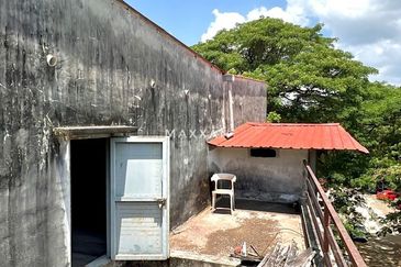 TEPI KB MALL Bangunan KOMERSIAL 2.5 Tingkat @ KOTA BHARU FOR SALE