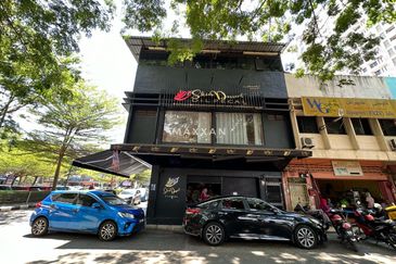 TEPI KB MALL Bangunan KOMERSIAL 2.5 Tingkat @ KOTA BHARU FOR SALE