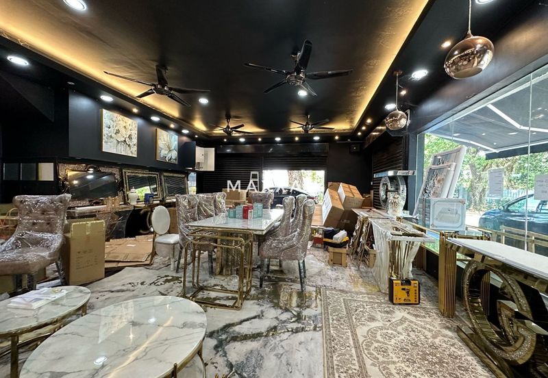 TEPI KB MALL Bangunan KOMERSIAL 2.5 Tingkat @ KOTA BHARU FOR SALE