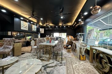 TEPI KB MALL Bangunan KOMERSIAL 2.5 Tingkat @ KOTA BHARU FOR SALE