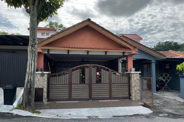 FULLY RENOVATED Rumah Teres 1.5 Tingkat @ EQUINE PARK Seri Kembangan  