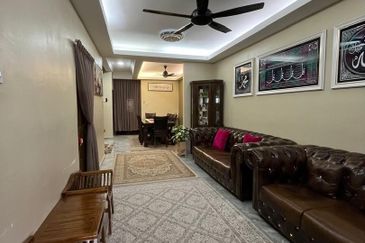 FULLY RENOVATED Rumah Teres 1.5 Tingkat @ EQUINE PARK Seri Kembangan  