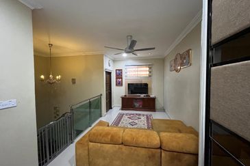 FULLY RENOVATED Rumah Teres 1.5 Tingkat @ EQUINE PARK Seri Kembangan  