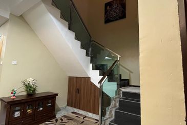 FULLY RENOVATED Rumah Teres 1.5 Tingkat @ EQUINE PARK Seri Kembangan  