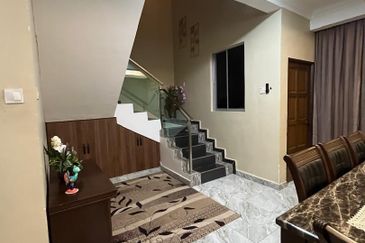 FULLY RENOVATED Rumah Teres 1.5 Tingkat @ EQUINE PARK Seri Kembangan  