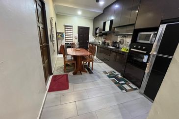 FULLY RENOVATED Rumah Teres 1.5 Tingkat @ EQUINE PARK Seri Kembangan  