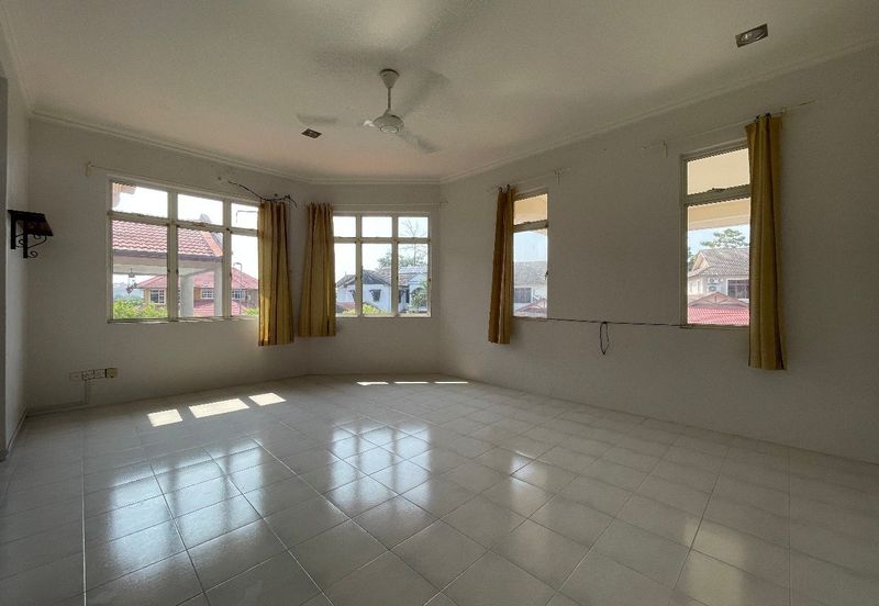 Jalan Warisan Mulia, Kota Warisan