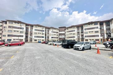 Dahlia Apartment ( Saujana Utama 2 )