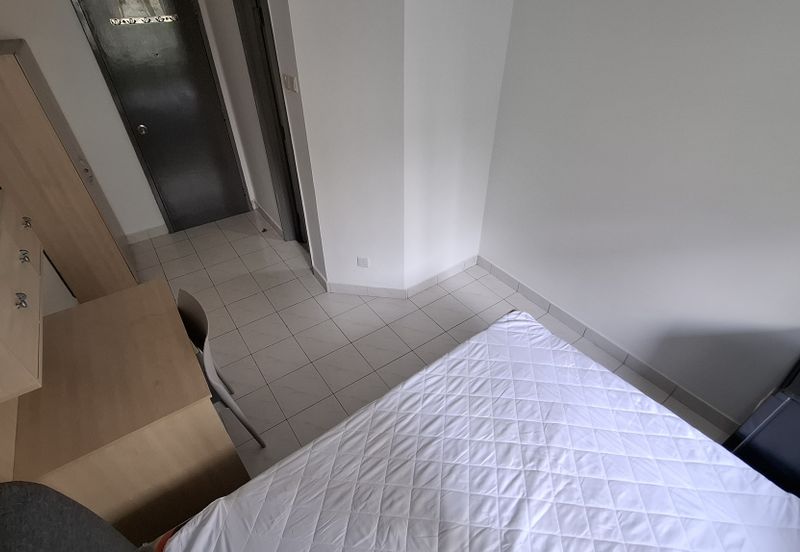 D28 Damansara Residence Studio room Walking Distance To MRT