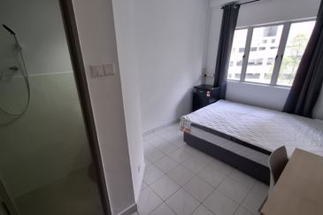 D28 Damansara Residence Studio room Walking Distance To MRT