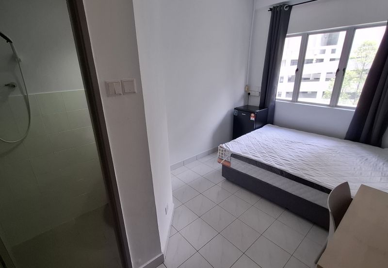 D28 Damansara Residence Studio room Walking Distance To MRT