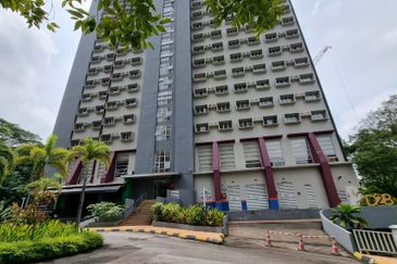 D28 Damansara Residence Studio room Walking Distance To MRT