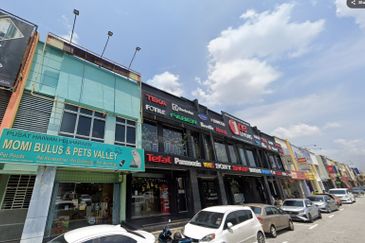 Pusat Perniagaan Adenium 4 adjoining shoplot with Hotel Business For Sale