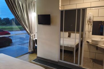 Pusat Perniagaan Adenium 4 adjoining shoplot with Hotel Business For Sale