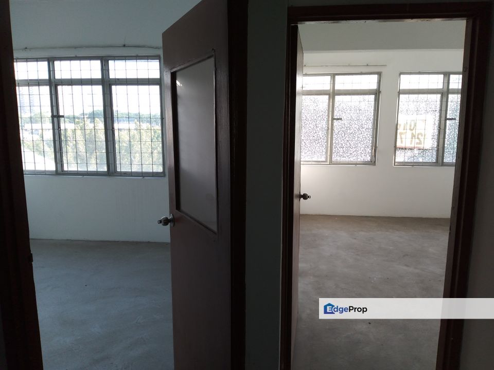 22 x 80 renovated office ready now, Selangor, Puchong