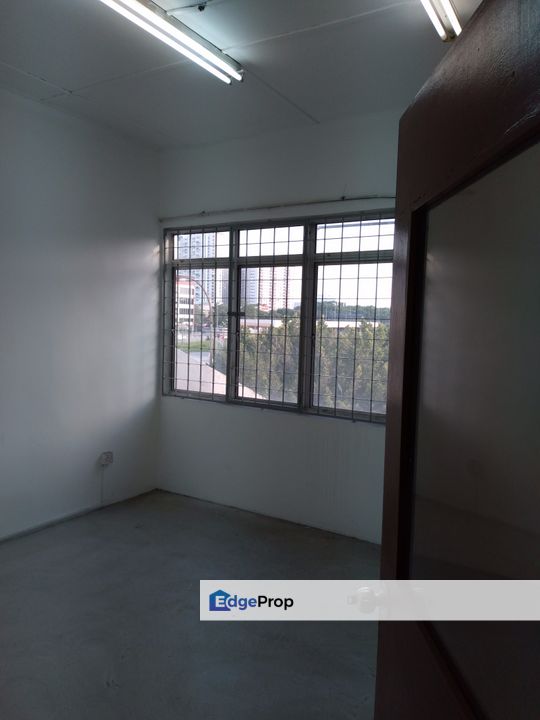 22 x 80 renovated office ready now, Selangor, Puchong