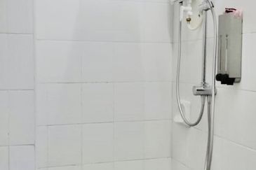 RENOVATED FURNISHED NEAR LRT Residensi Kerinchi Bangsar South