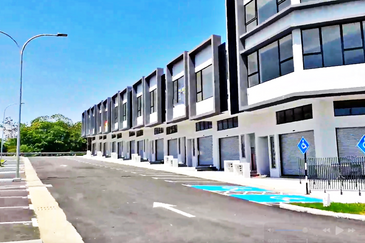 Main Road 2 Sty Shop For RENT Kota Emerald Rawang 12 Points Emerald East Brand NEW 