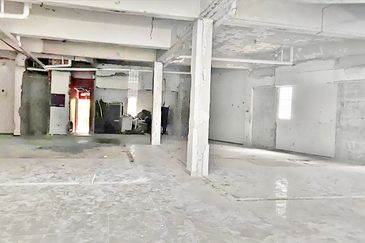 Petaling Jaya Kelana Jaya Corner Ground Floor Shop For RENT (Main Road)