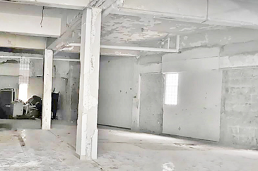 Petaling Jaya Kelana Jaya Corner Ground Floor Shop For RENT (Main Road)