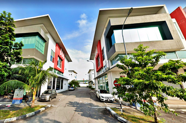 Shah Alam Kota Kemuning Seksyen 33 Jalan Biola 33/1 3 Storey Shop For SALE (Main Road)