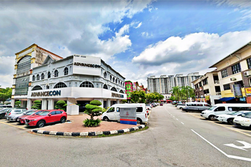 Kota Damansara Seksyen 8 Taman Pekaka Corner 3 Storey Shop For SALE (Main Road)