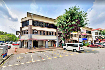 Kota Damansara Seksyen 8 Taman Pekaka Corner 3 Storey Shop For SALE (Main Road)