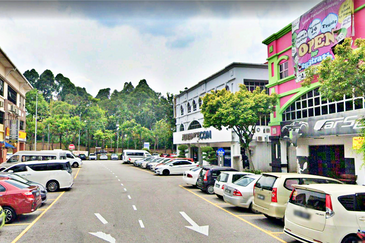 Kota Damansara Seksyen 8 Taman Pekaka Corner 3 Storey Shop For SALE (Main Road)