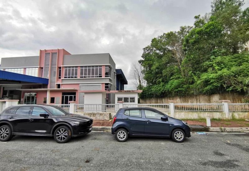 (1.5 Storey Semi Detached)  Bukit Rawang Jaya Factory For SALE