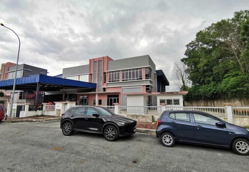 (1.5 Storey Semi Detached)  Bukit Rawang Jaya Factory For SALE