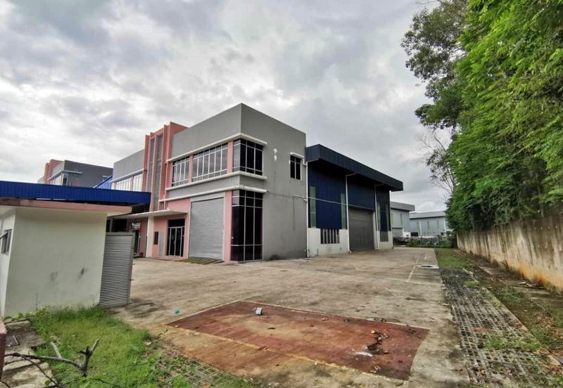 (1.5 Storey Semi Detached)  Bukit Rawang Jaya Factory For SALE
