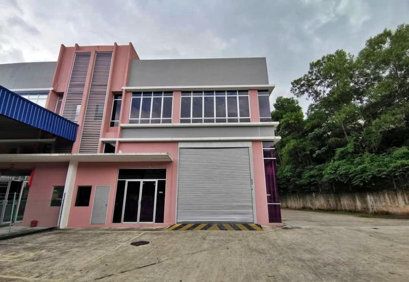 (1.5 Storey Semi Detached)  Bukit Rawang Jaya Factory For SALE