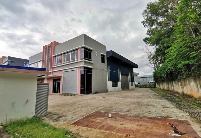 (1.5 Storey Semi Detached)  Bukit Rawang Jaya Factory For SALE