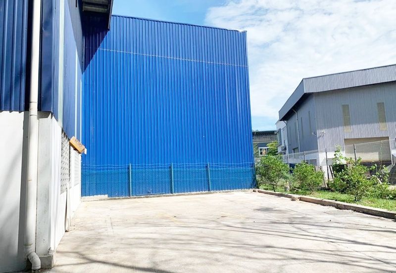 (1.5 Storey Semi Detached)  Bukit Rawang Jaya Factory For SALE