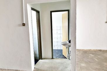 (Corner 1.5 Storey) Batu Caves Taman Industri Bolton Factory For SALE