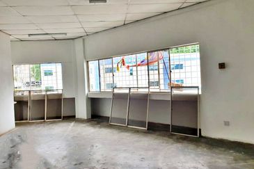 (Corner 1.5 Storey) Batu Caves Taman Industri Bolton Factory For SALE