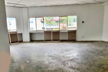 (Corner 1.5 Storey) Batu Caves Taman Industri Bolton Factory For SALE