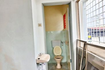 (Corner 1.5 Storey) Batu Caves Taman Industri Bolton Factory For SALE