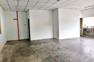 (Corner 1.5 Storey) Batu Caves Taman Industri Bolton Factory For SALE
