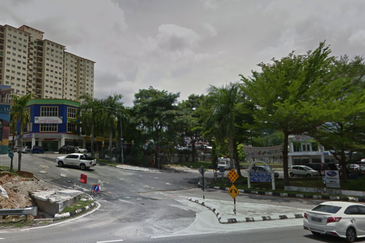 (1.7 Acres Main Road) Kajang Jalan Semenyih Taman Damai Mewah Batu 16 1/2 Commercial Land For SALE