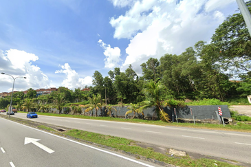 (1.7 Acres Main Road) Kajang Jalan Semenyih Taman Damai Mewah Batu 16 1/2 Commercial Land For SALE