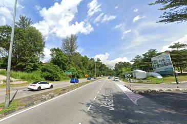 (1.7 Acres Main Road) Kajang Jalan Semenyih Taman Damai Mewah Batu 16 1/2 Commercial Land For SALE