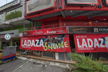 (Main Road Corner) Pusat Perniagaan Megamas Sungai Buloh 3 Storey Shop For SALE